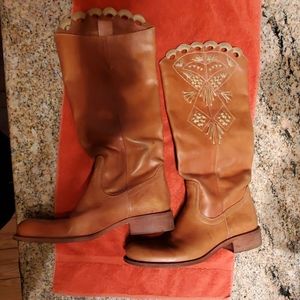 BCBG luggage leather boots size 8 1/2